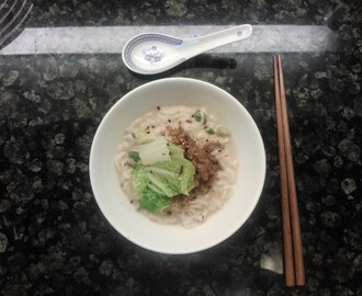 Japanilainen tantan men (担々麺): nuudeleita, kaalia ja lihaa seesamiliemessä