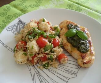 Basilikanmakuinen tomaatti-mozzarellasalaatti ja pestobroileria