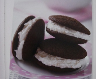 Suklaa-Whoopiet vaahtokarkkitäytteellä
