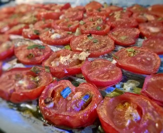 Paahdettu tomaatti-vuohenjuustokeitto sekä nokkosleipä