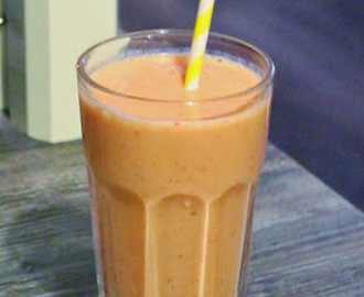 Mansikka-persikka smoothie