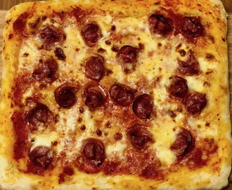 Salami-mozzarella-peltipizza Hungry Chef-pizzajauhoista