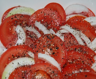 Tomaatti-sipulisalaatti