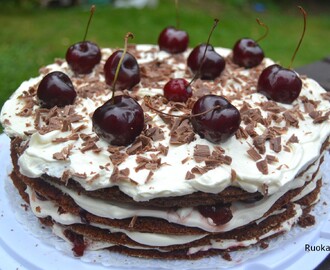 Schwarzwaldin kakku eli kirsikka-suklaakakku