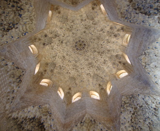 Upea Granadassa sijaitseva Alhambra, jonka historia on mielenkiintoisella tavalla yhteydessä Pohjois-Afrikkaan