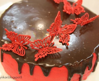 Suklaatäytekakku punaisilla perhosilla