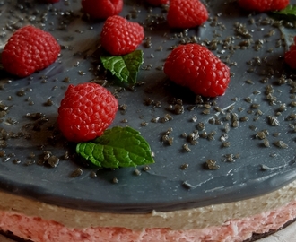 Vadelma-lakritsimoussekakku – raspberry liquorice mousse cake