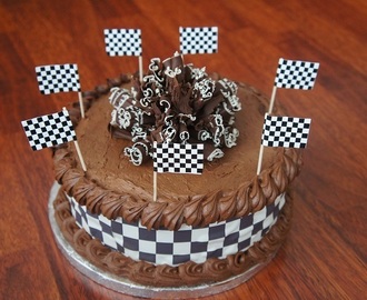 Ruutulippukakku - Surprise inside cake