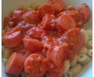 Pikaruokaa: Nakki-tomaattikastike makaronien kera