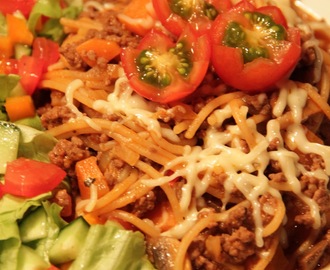 Spaghettia Sieni-bolognese-kastikkeessa