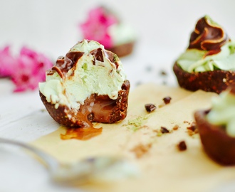 Raaka mini kuppikakut // Raw mini cupcakes with choc-mint fudge filling