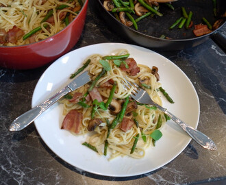 Kremete pasta med sopp, bacon og asparges