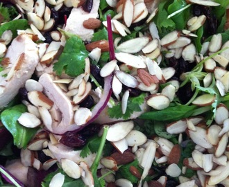 Kyllingsalat med quinoa, tørkede tranebær og mandler
