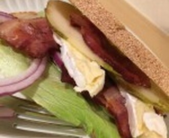 Sandwich med camembert, bacon og pære
