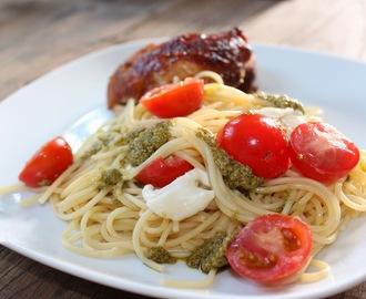 Pasta pesto med cherrytomater og mozzarella.