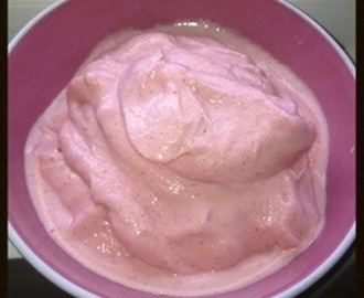 Yoghurtis med jordbær