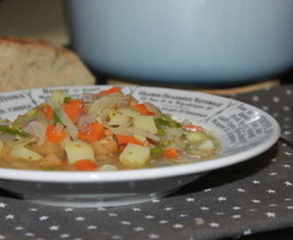 Grønnsaksuppe med linser og pesto