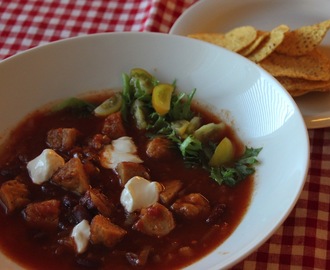 Tacosuppe med kyllingkjøttboller og nachos