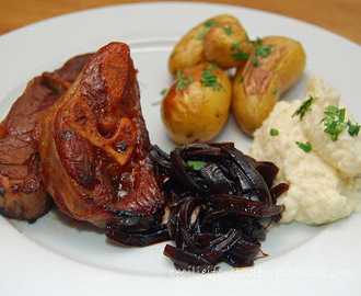 BBQ-marinert pinnekjøtt med syltet rødløk, sellerirotpuré og ovnsstekte amandinepoteter