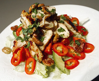 Salat med sennepsmarinert kylling, smørstekte pekannøtter og basilikumsvinaigrette