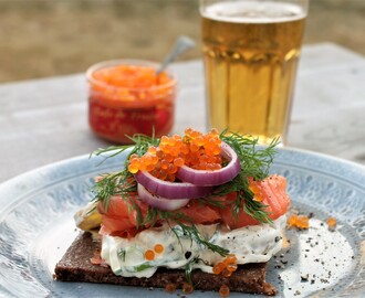 Laksesmørbrød med smakfull potetsalat