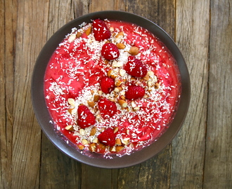 Smoothie bowl med bringebær og mango