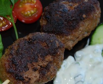 "Kebabspyd" med mynteyoghurt og pitabrød