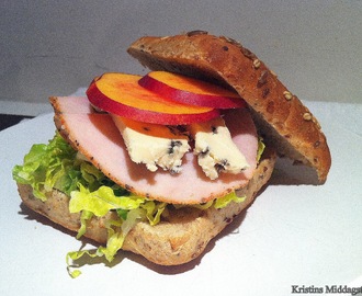 Sandwich med kalkun, blåmuggost, nektarin og tomatpesto