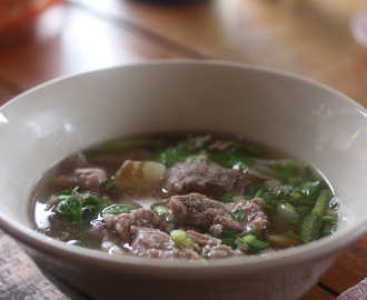 Kuaytiaw naam nuea: thai nuddelsuppe