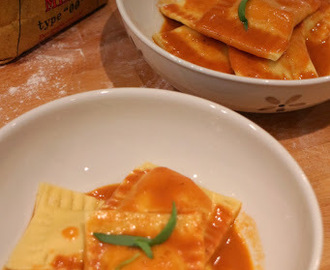 Ravioli med krepsehaler og kremet tomatsaus