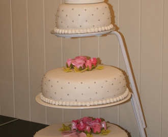 bryllupskake i hvitt, rosa og lime