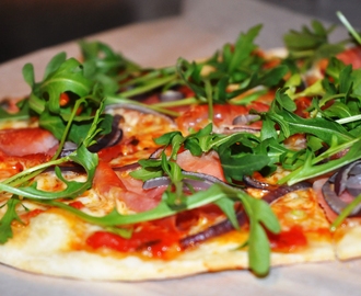 Spekeskinkepizza med ruccola