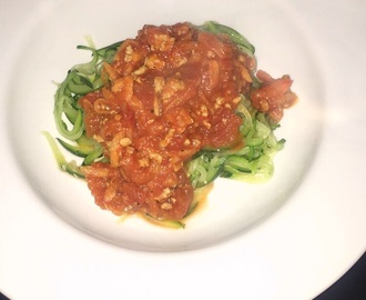 Squash spagetti med tomatsaus og svinekjøttdeig