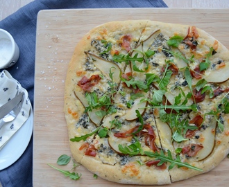 Hvitpizza med blåmugg, pære og parma