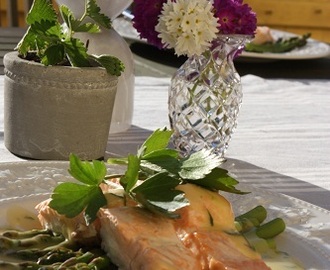 Laks med asparges og urtesmør
