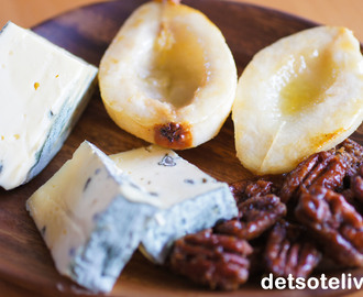 Bakte pærer og karamelliserte pekannøtter til ost