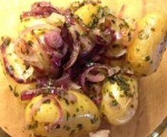 Lun potetsalat med rødløk og persille