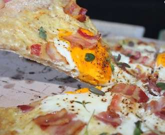 Frokostpizza med egg og bacon