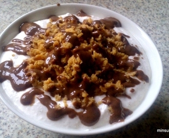 Ostekake-pudding med sunne kakesmuler og sjokoladesaus :)