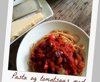 Pasta og tomatsaus med ovnsbakte grønnsaker