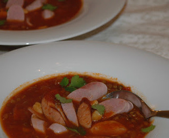Suppegryte med safran og smakelige pølser
