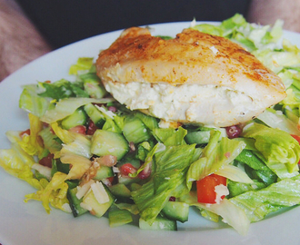 Kylling med kremostfyll og salat