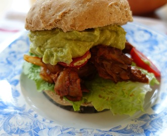 Vegetarburger med Pulled oumph, avocado og jalapeño