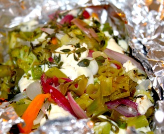 Ovnsbakt mascarponelaks med sitron og friske grønnsaker i folie