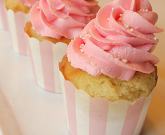 Easy Peasy Vanilla Cupcakes