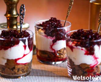 Pepperkakedessert med gresk yoghurt og rørte tyttebær