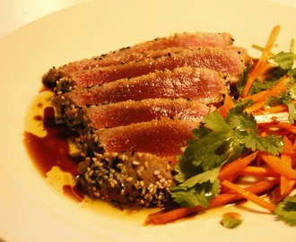 Stekt tunfisk med salat av gulrot og koriander