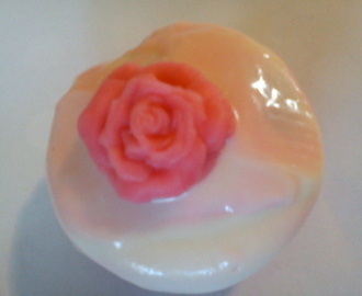Hvordan lage enkle marsipan roser til cupcakes?se her