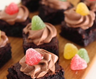 Browniebiter med sjokoladekrem