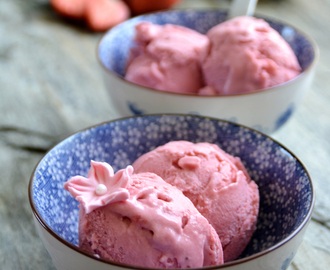 Rabarbra og jordbær iskrem
